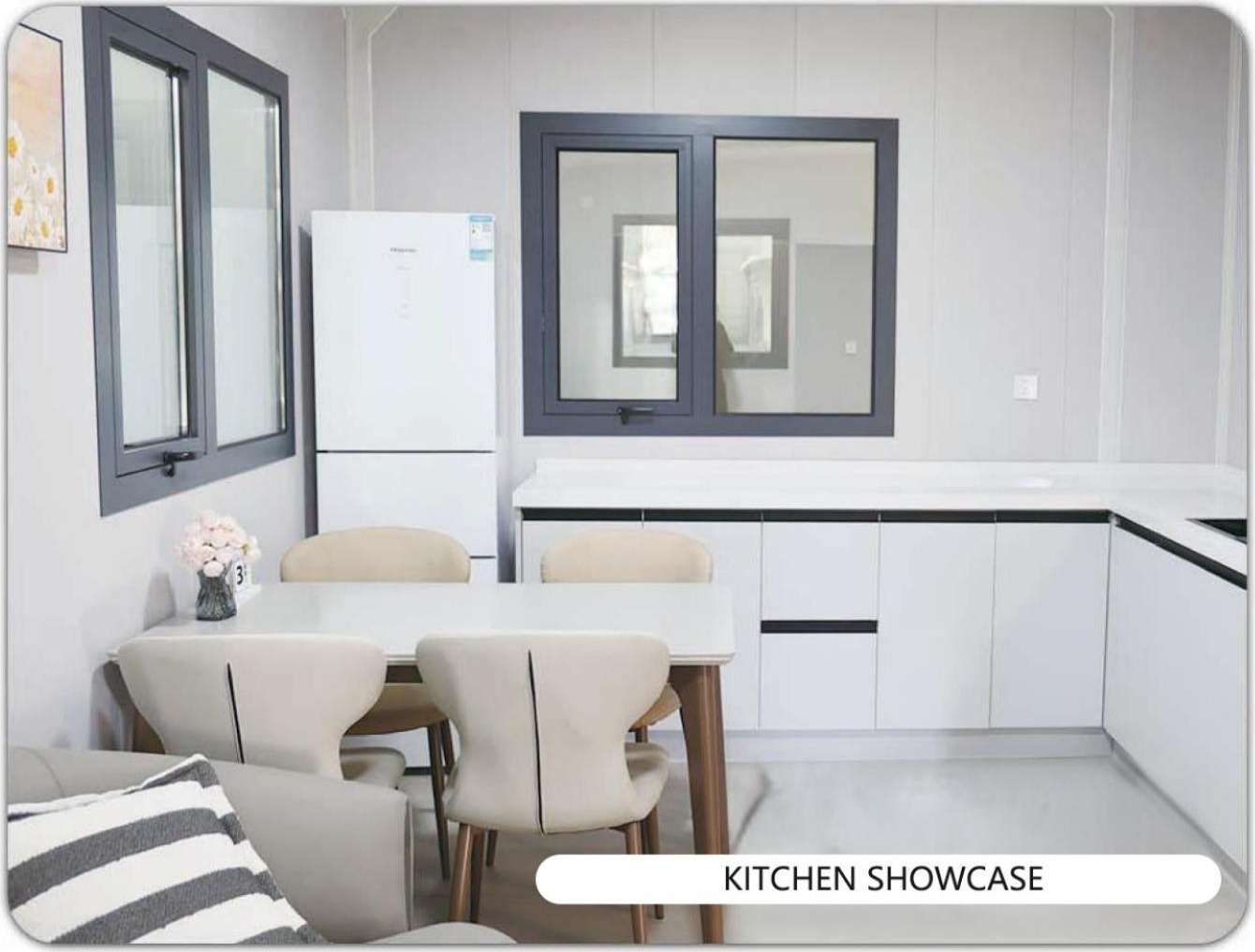 Interior — cozinha com mesa de refeições e bancada em L