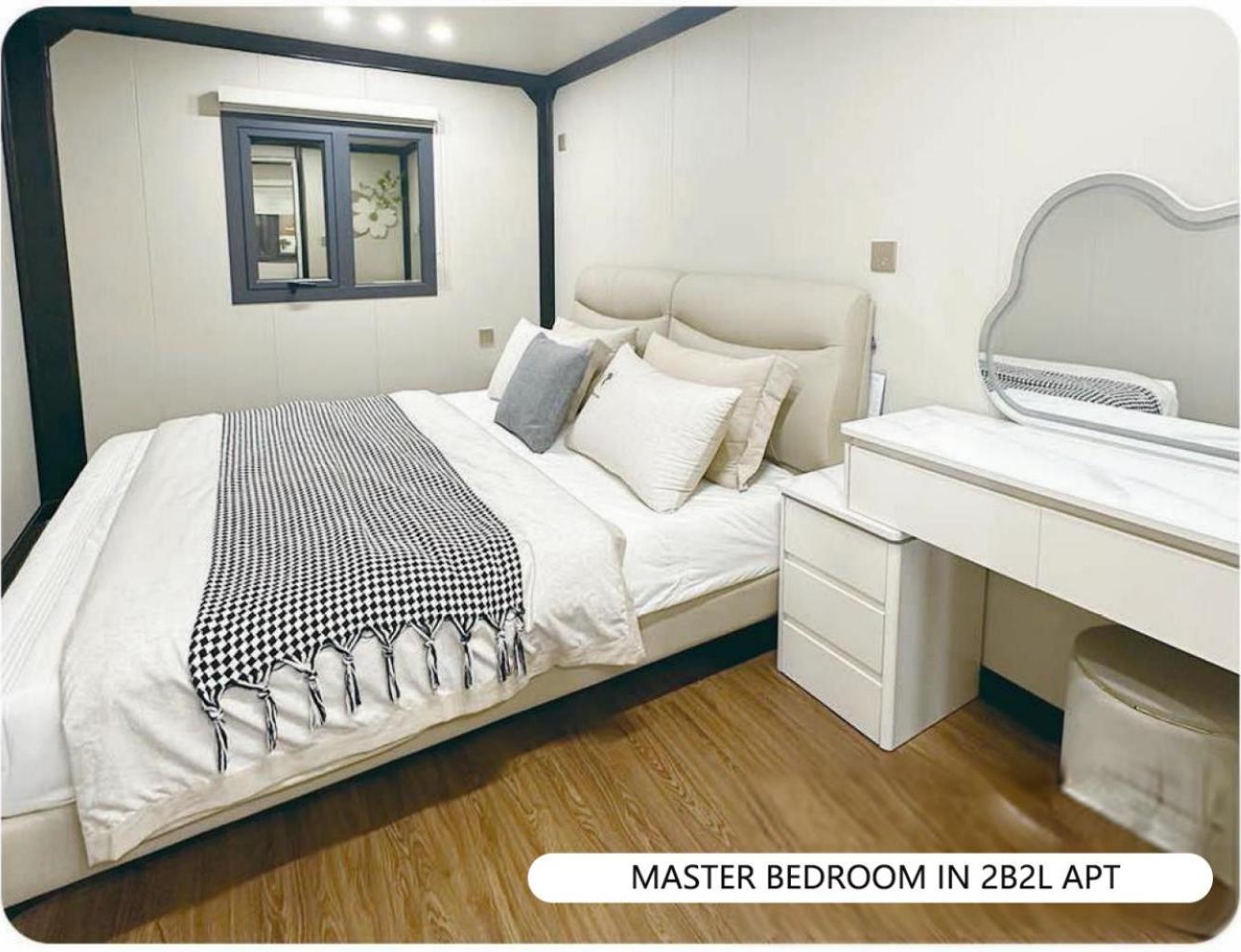 Interior — quarto principal com cama de casal e toucador