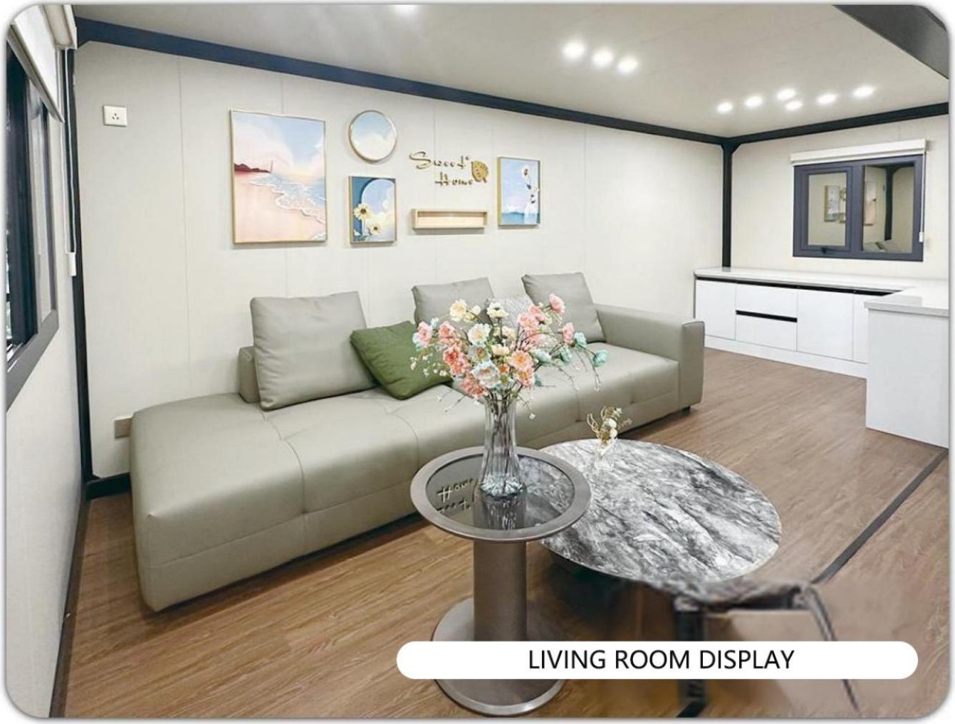 Interior — sala decorada com flores e quadros